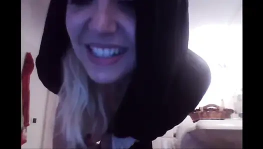 Rahibe geri döndü! Sana gösterecek bir şey var