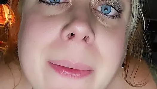 Orta yaşlı seksi kadın fışkırtarak boşalıyor