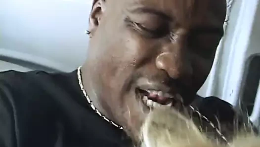 Seksi iç çamaşırlı tatlı ateşli kız başını sallıyor, sonra sikiliyor