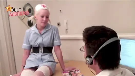 Hemşire Abbie doktoru sikiyor