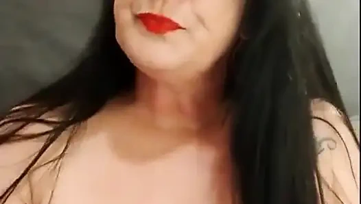 Üstsüz esneyen kırmızı ruj