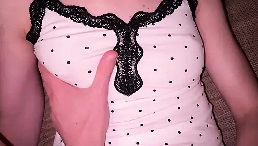 Üvey erkek kardeşimin karısı orgazm olduktan sonra fışkırtıyor, onun sıkı amını siktim