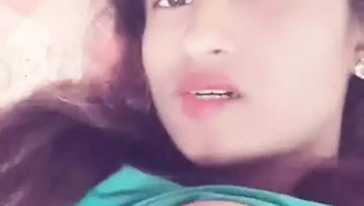 Desi bebek gösteren ona göğüsler