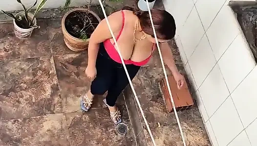 Temizlikçi kadın üzgün çünkü kocası bizi terk etti; Patronu gününü aydınlatıyor.