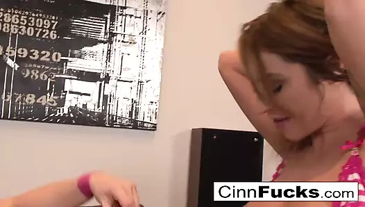 Şanslı cam oyuncak iki ıslak lezbiyen amcığının içinde kullanılıyor