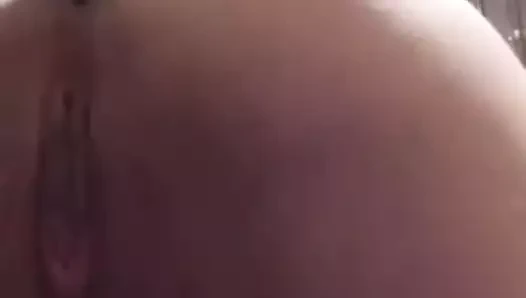 Çıplak kız onu kedi yakın çekim alır.