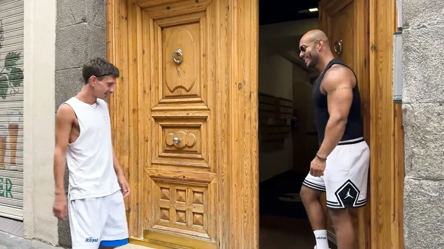 Louis bir küçük saçın kıçını sevişiyor