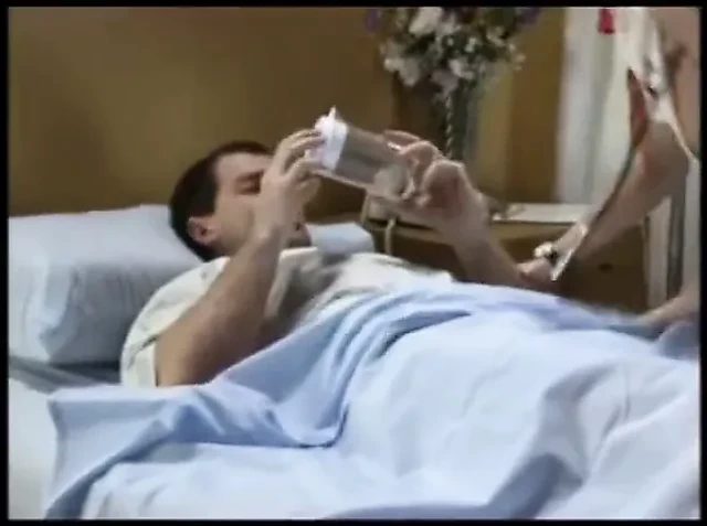 Hemşire stacy sevgililer günü hastaya bir el işi verir (1998)