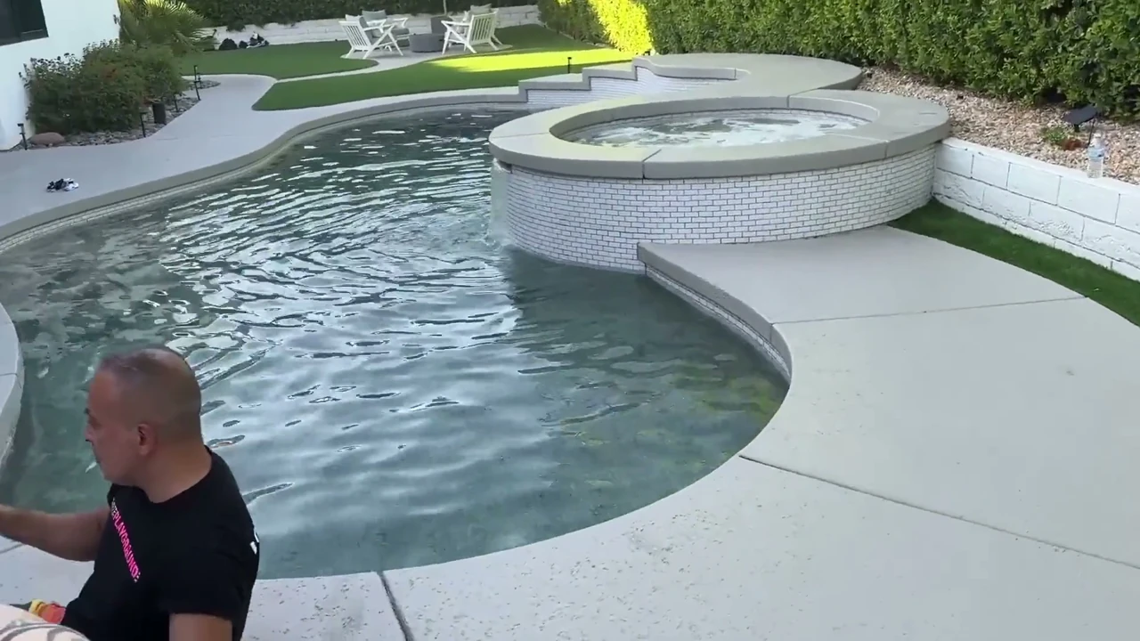 Orgía gay hardcore en la piscina con varios hombres