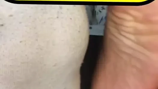 Somalili çapa waheeda kirli çoraplarını gösteriyor