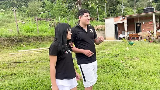 Açık havada seks, küçük üvey kız kardeşimle sırılsıklamlık paylaşıyorum ve onu sert bitiriyorum