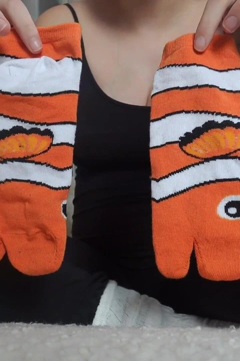 Üvey kız kardeşim Japon tabi çorap giymenin nasıl bir şey olduğunu deniyor ve sonra ayakları ve ayak parmaklarıyla oynuyor