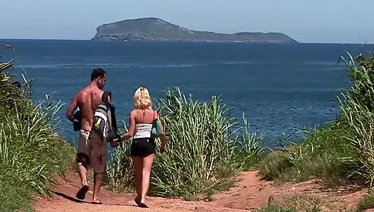 Summer at three scene-4 büyük memeli sarışın Chloe Delaure plajda çifte penetrasyon üçlü seks yapıyor