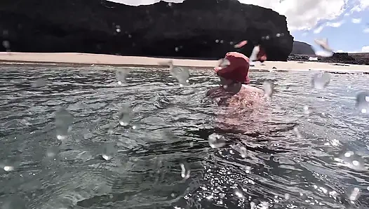 Çıplak orta yaşlı seksi kadın su altında anal tıkaçla yüziyor