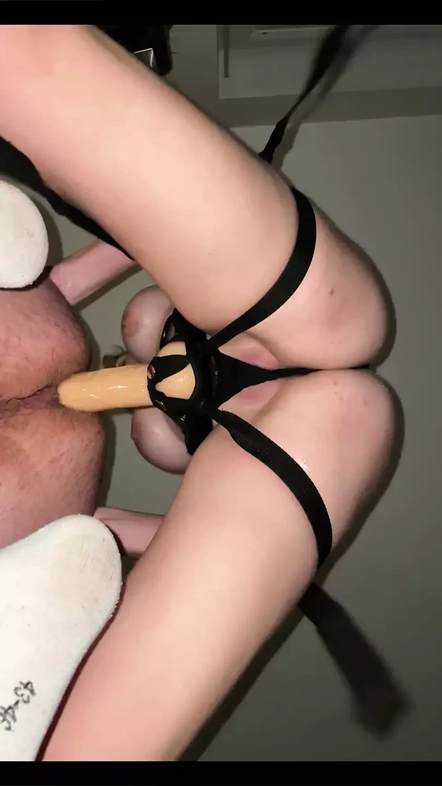 12 inç takma yarakla sıkı komşunun göt taşaklarını derinden sikiyorum!