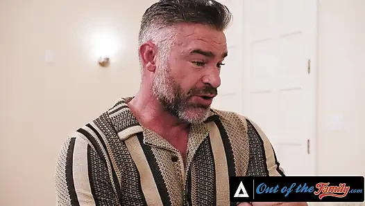 Ailenin dışında - genç Eva Nyx Cheeky masanın altında sakso çekiyor akşam yemeğini üvey babasıyla üçlü sikişe dönüştürüyor