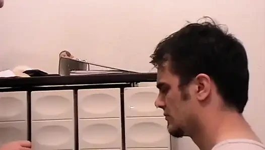 Köle Richie tükürük oyuncağı olarak hizmet ediyor