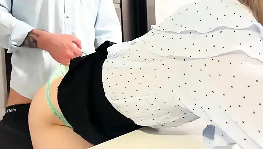 Utangaç asistan evli kadın zorbayla sikişiyor