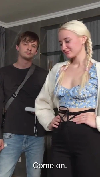 Обязательный для обмена момент из "HUNT4K. Симпатичная крошка-блондинка Daruma Rai жаждала огромный член в ее тугой киске"