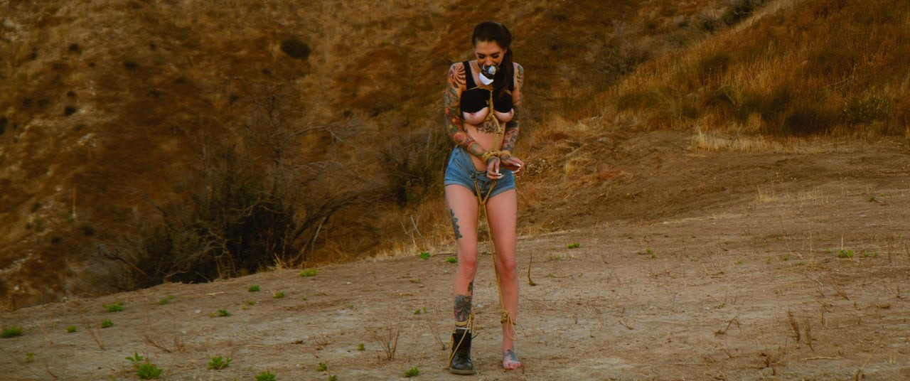 Köle mazoşist kayalık emerson bağlı ve güneşte sopalanmış