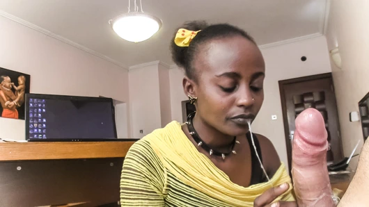 Yakalı siyah sürtük patronun sikinden salyaları akıyor