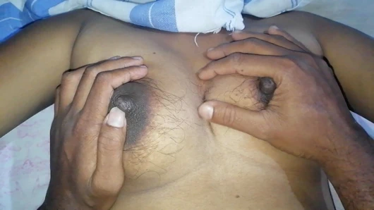 Hintli desi evli kadın tam çıplak büyük kıllı göğüslerini gösteriyor