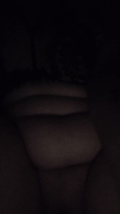 Orta yaşlı seksi kadın karanlıkta mastürbasyon yapıyor