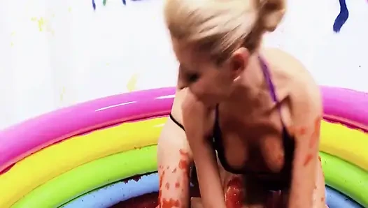 Havuz amcıkları sahnesi 3 bikinili iki ince sarışın lezbiyen jöle havuzunda boşalıyor