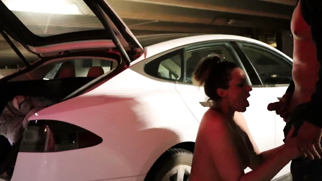 Kocamla Geç Saat Otoparkta Hızlıca