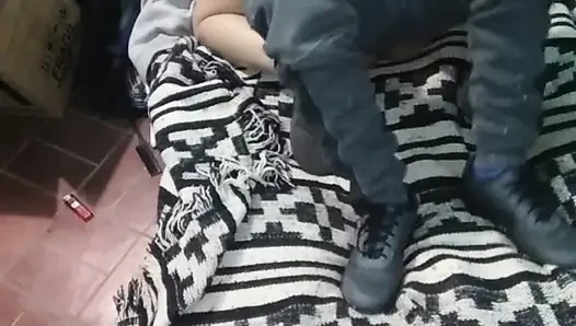Montanolu kız yerdeki yatakla giyiniyor