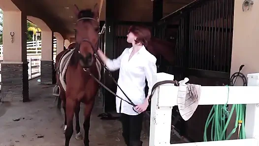 İki güzel genç kız ahırda