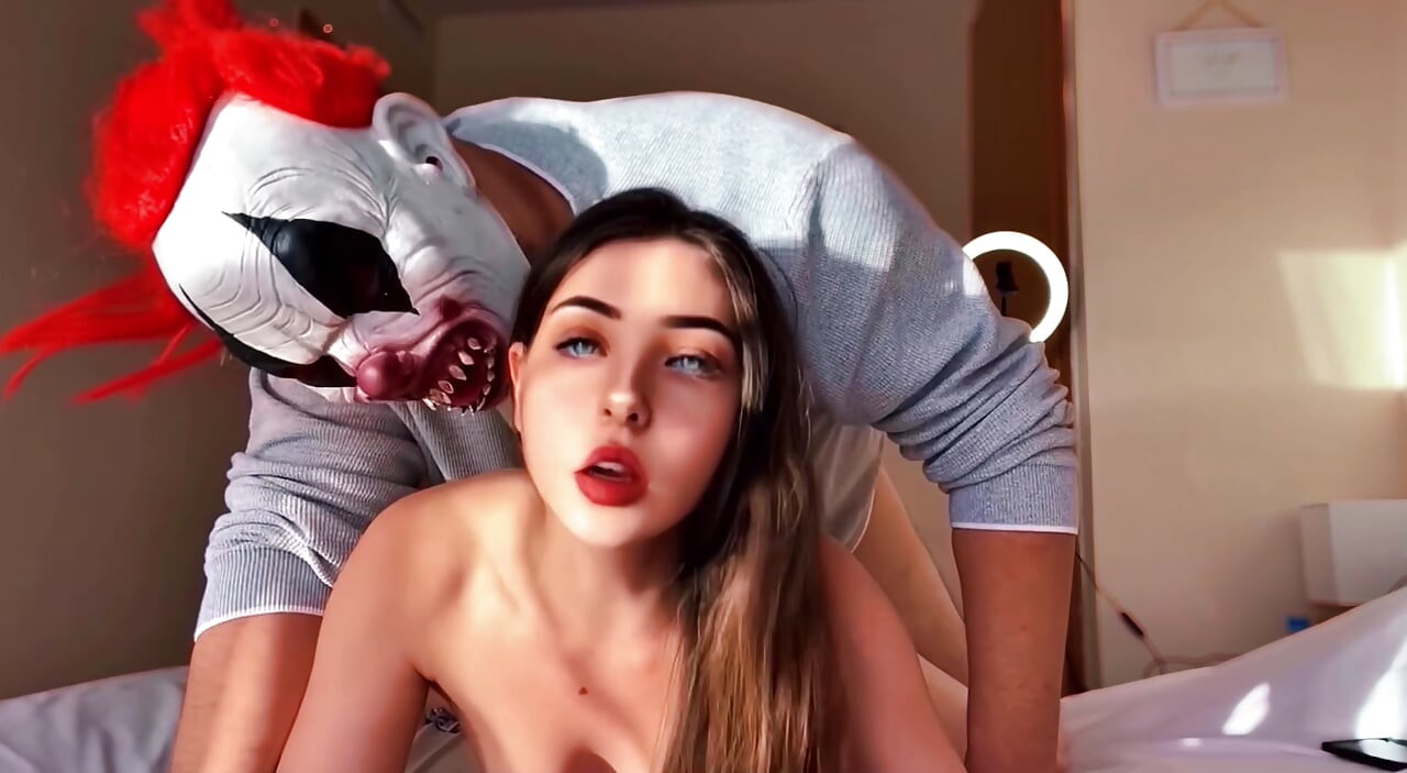 Üvey kızımla oynamaya başladık ve sert sikişmeyi bitirdik
