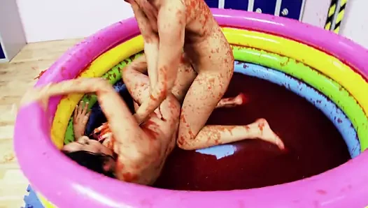 çorap iki fıstık küçük havuzda eğlenceli güreş var