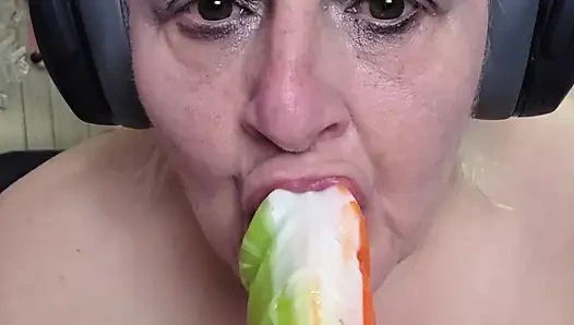 Bu fahişe cadının ağzına büyük borulu ağzı tıkalı