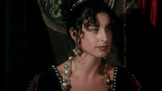 Üç büyük memeli kadın krallarından amcıklarını sikmesini istiyor