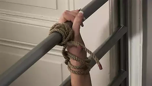 Belicia alır bastonado ve yapay penis kahrolası