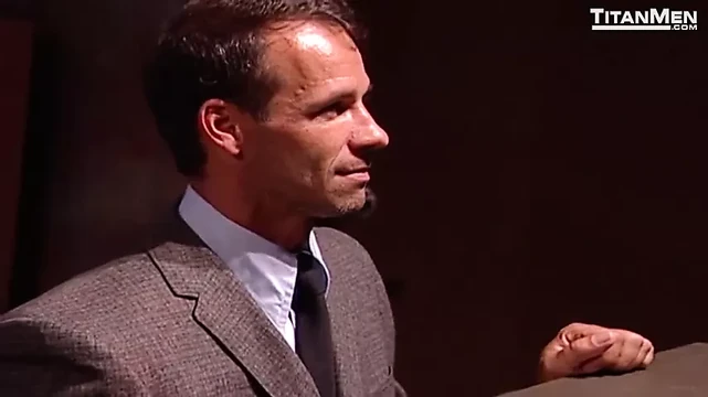 Мужчины играют и развлекаются