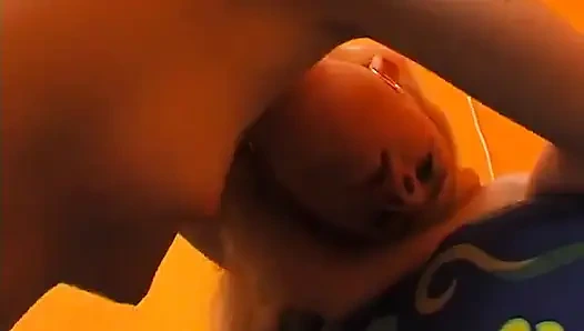 Genç kız kaşınıyor