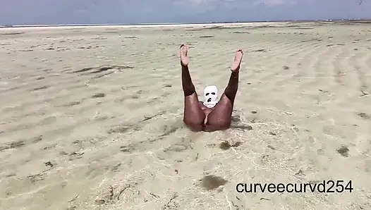 Afrika'da Halka açık Bir Plajda Teşhir
