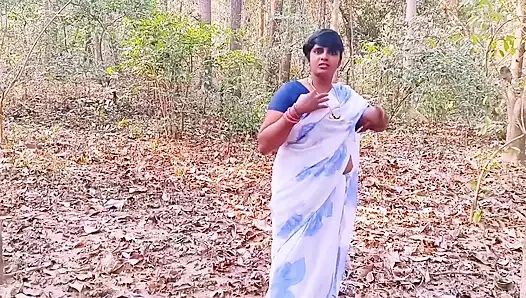 Desi açık havada ormanda sikişiyor. Üvey anne ve üvey oğlu ormanda sert sikişiyor. Telugu edepsizce konuşuyor.