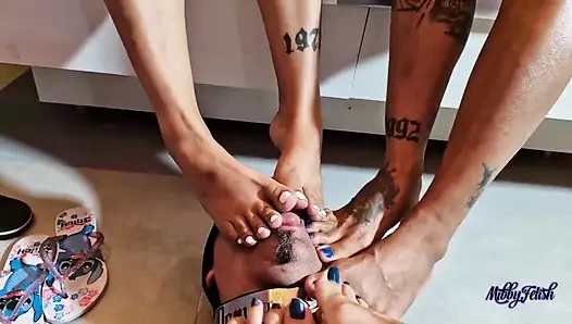 İtaatkar bir adamın yüzünde altı tanrıça ayakları