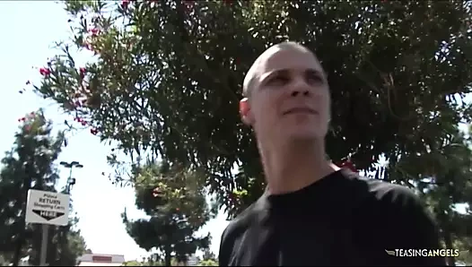 Küçük memeli güzel bir esmer mükemmel bir sürtük ve