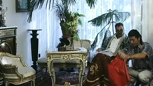 Güzel Alman bebek ateşli üçlü sekste sikiliyor