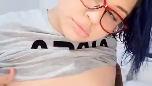 Gochitasexy yeni takipçileri için canlı bir şov yapıyor