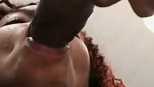 Kızıl saçlı zenci bebek amcığını yalatıyor ve çarpıyor