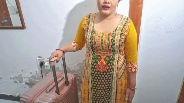 Yeni yıl keyfi-büyük götlü kız kardeş üvey babasıyla OYO'da aynı odayı paylaştı, sert sikildi ve ateşli orgazm oldu.