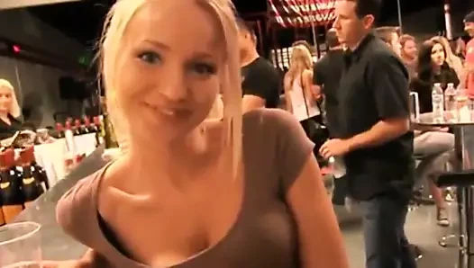 Loirinha se exibindo