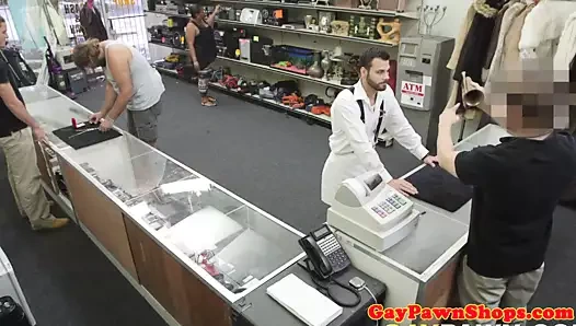 Düz adam tezgahın arkasında tefeci berbat