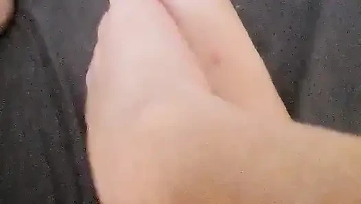 Bu Ayaklara Losyon Sokuyor