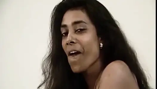 Almanya'dan zenci hatun fotoğraf çekiminde poz veriyor